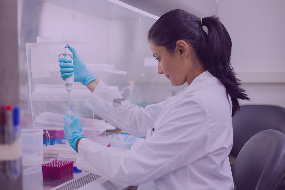 Entenda as principais funções de um biomédico