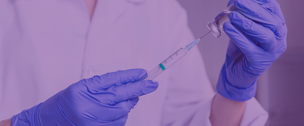Médico com luvas colocando vacina na seringa