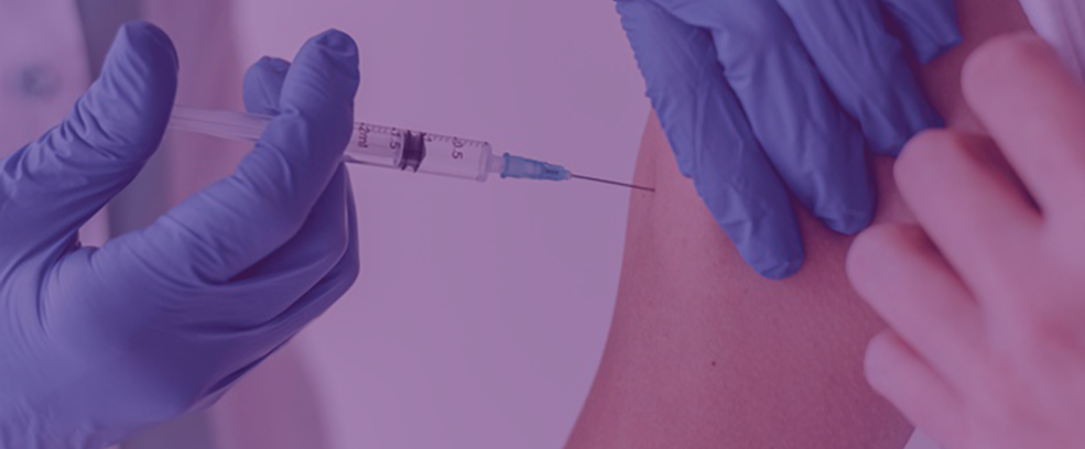 medico-com-luvas-vacinando-paciente