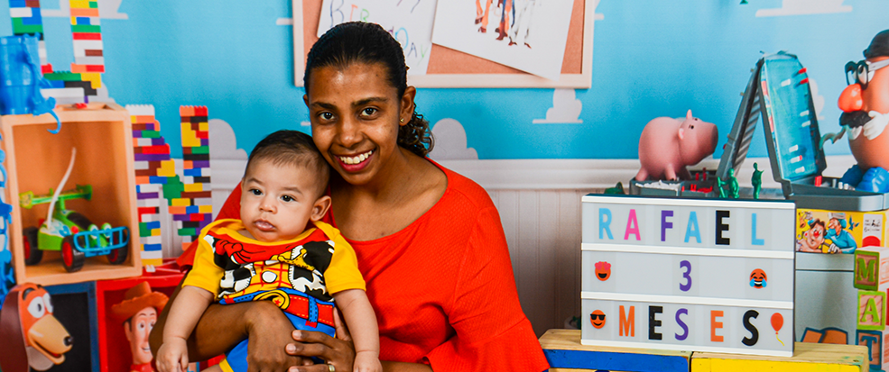 Mãe com filho que completa três meses 
