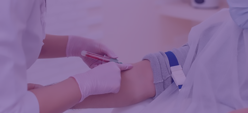 Close tira sangue da veia de uma pessoa para-análise e teste de vírus