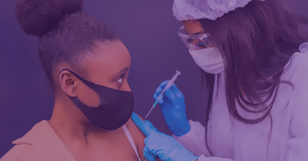 Menina recebendo vacina contra HPV