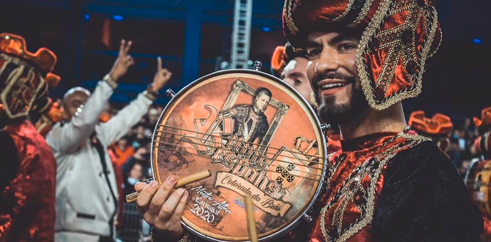 Thales Nunes tocando na escola de samba