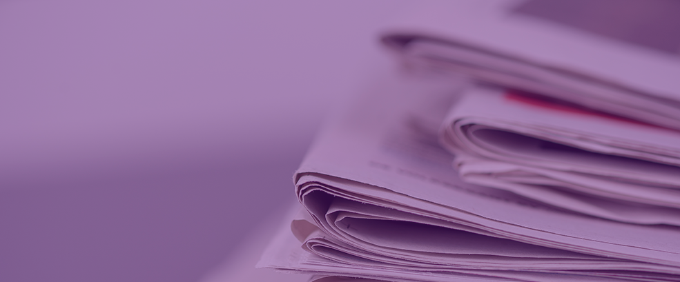 Vários jornais e revistas empilhados 