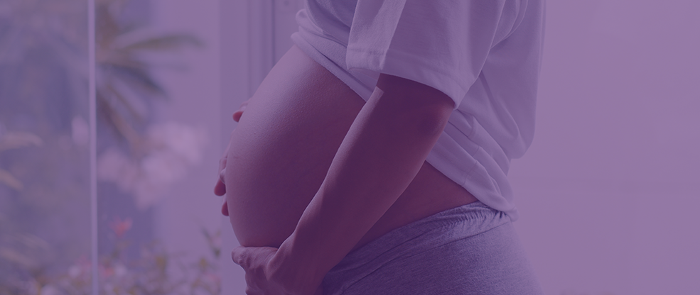Mulher grávida segurando a barriga