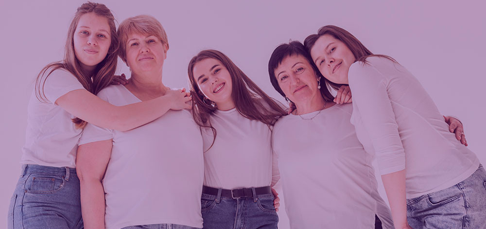 Mulheres de várias idades se abraçando 