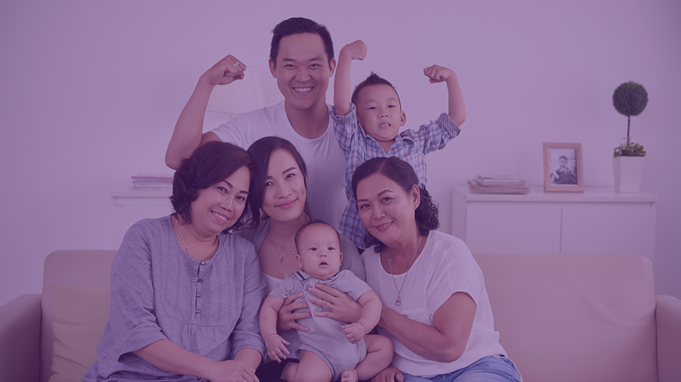 Família reunida com bebê recém-nascido