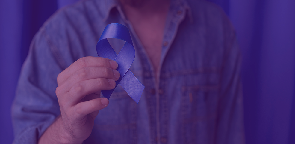 Homem segurando fita do Novembro Azul