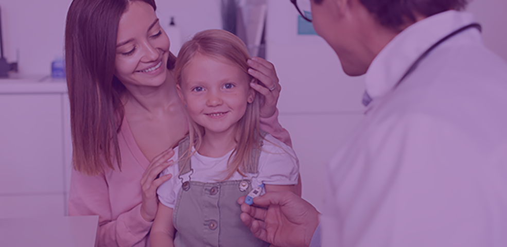 Menina com a mãe no médico 