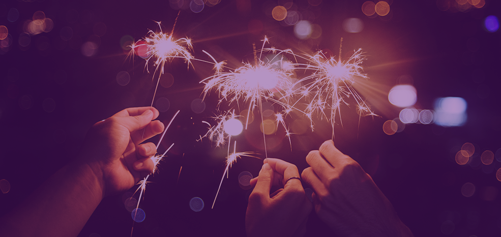 Pessoas celebrando com fogos de artifícios